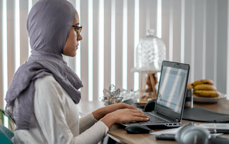 Étudiant utilisant un clavier d'ordinateur.