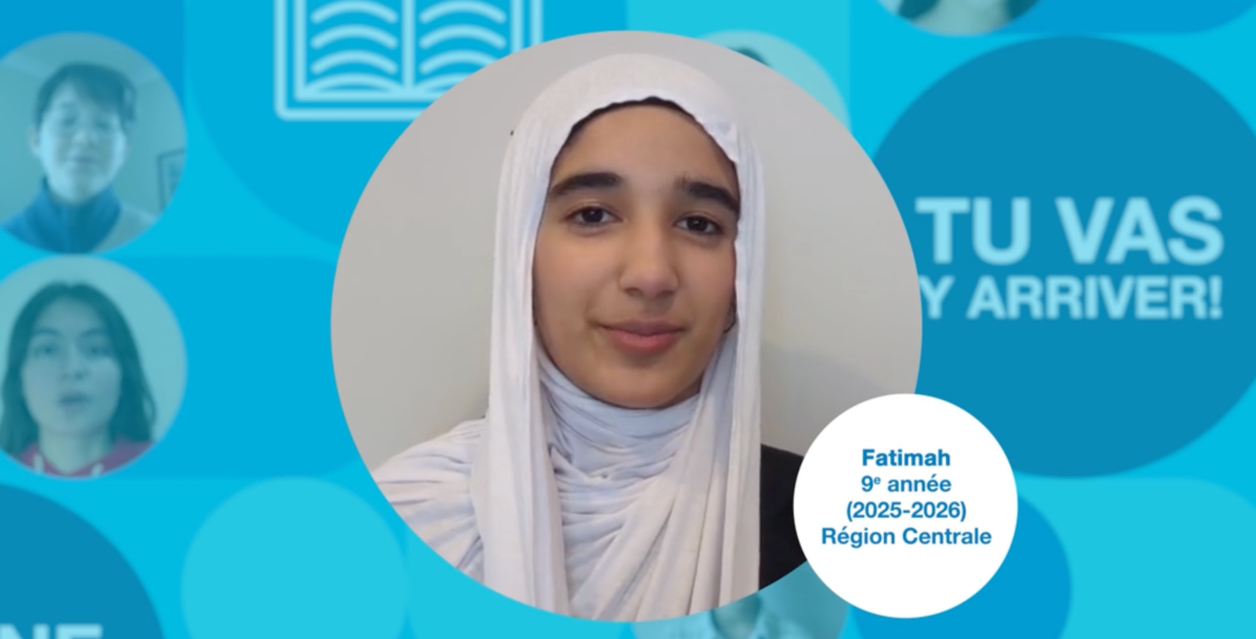 Élève de 9e année portant un hijab gris clair et un haut noir, face à la caméra. Photo centrée sur un fond bleu.